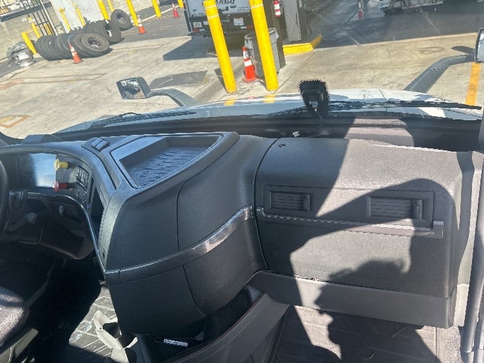 Day Cab Tractor-Heavy Duty Tractors-Volvo-2021-VNR64300-Fontana-CA-559,585\n\t\tmiles-$ 36,750 - Image 13