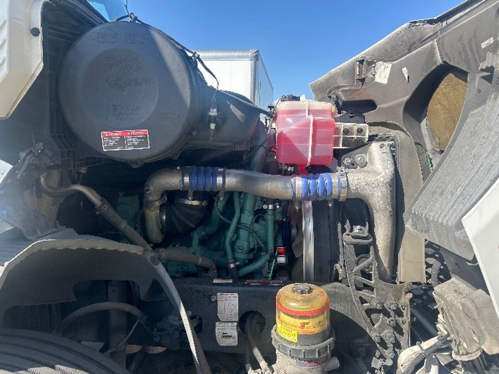 Day Cab Tractor-Heavy Duty Tractors-Volvo-2021-VNR64300-Fontana-CA-559,585\n\t\tmiles-$ 36,750 - Image 15
