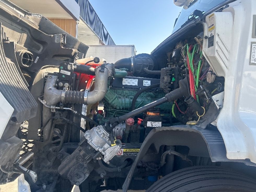 Day Cab Tractor-Heavy Duty Tractors-Volvo-2021-VNR64300-Fontana-CA-559,585\n\t\tmiles-$ 36,750 - Image 16