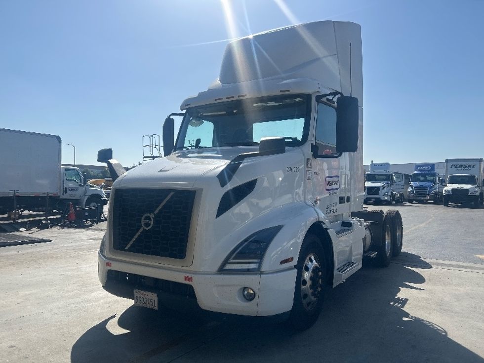 Day Cab Tractor-Heavy Duty Tractors-Volvo-2021-VNR64300-Fontana-CA-559,585\n\t\tmiles-$ 36,750 - Image 3
