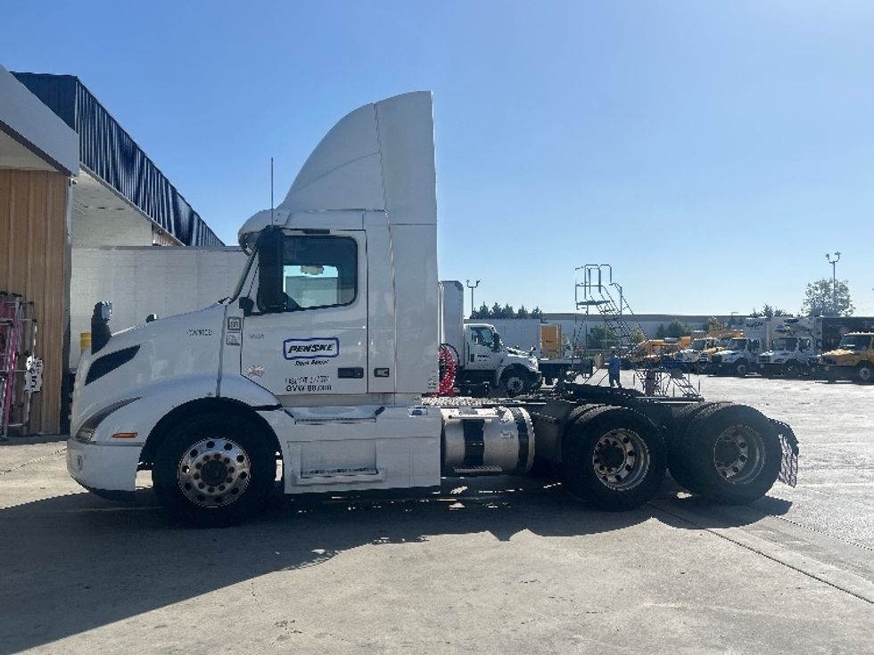 Day Cab Tractor-Heavy Duty Tractors-Volvo-2021-VNR64300-Fontana-CA-559,585\n\t\tmiles-$ 36,750 - Image 4