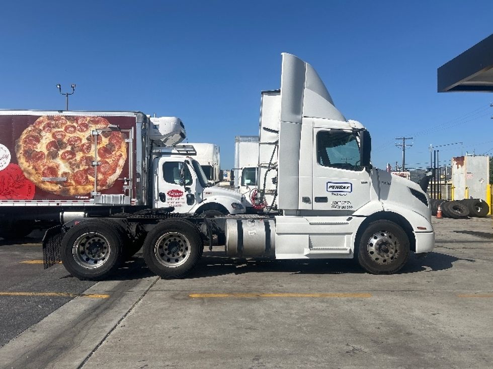 Day Cab Tractor-Heavy Duty Tractors-Volvo-2021-VNR64300-Fontana-CA-559,585\n\t\tmiles-$ 36,750 - Image 8