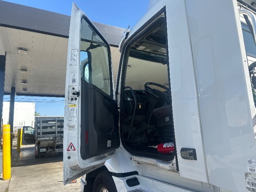 Day Cab Tractor-Heavy Duty Tractors-Volvo-2021-VNR64300-Fontana-CA-559,585\n\t\tmiles-$ 36,750 - Image 9