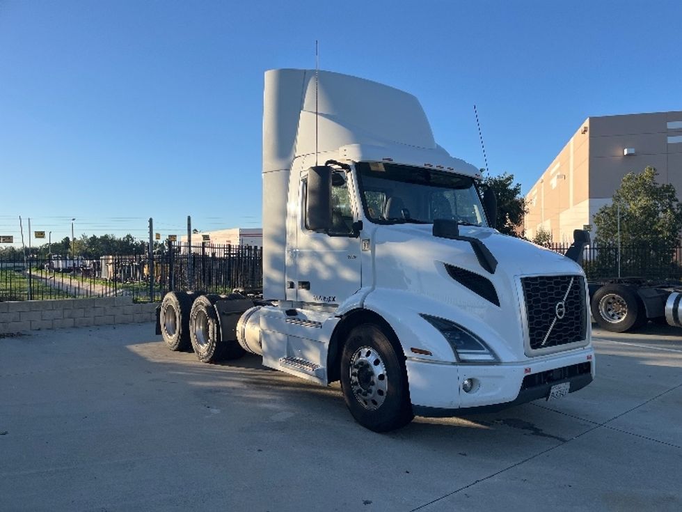 Day Cab Tractor-Heavy Duty Tractors-Volvo-2021-VNR64300-Fontana-CA-564,585\n\t\tmiles-$ 36,750 - Image 1