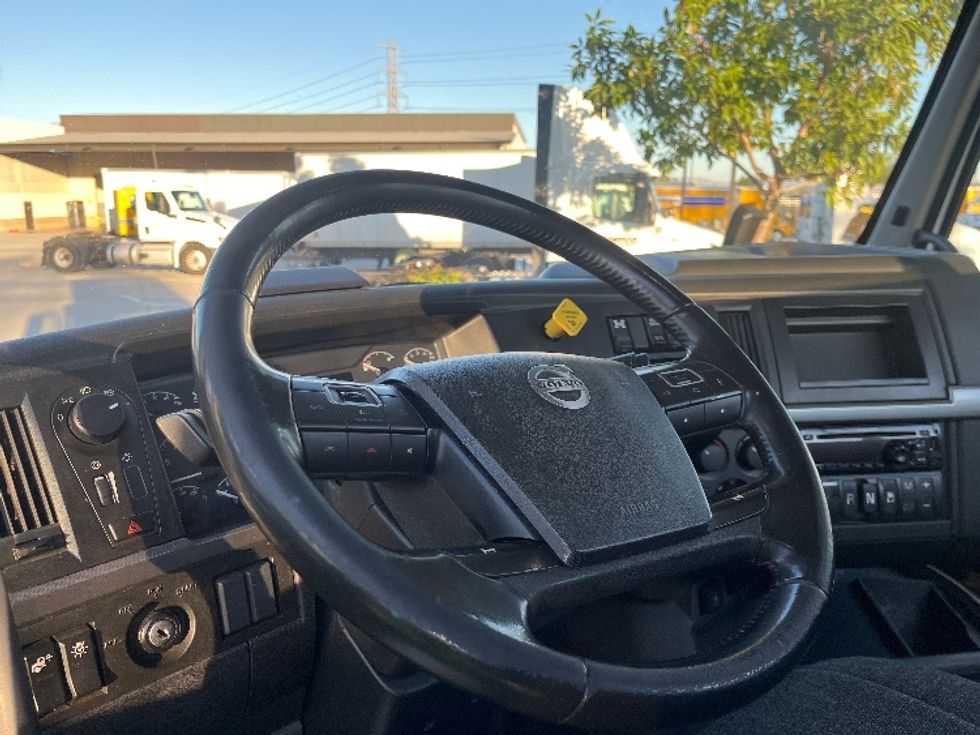 Day Cab Tractor-Heavy Duty Tractors-Volvo-2021-VNR64300-Fontana-CA-564,585\n\t\tmiles-$ 36,750 - Image 10