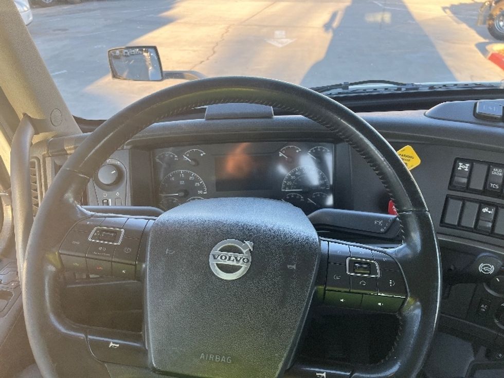 Day Cab Tractor-Heavy Duty Tractors-Volvo-2021-VNR64300-Fontana-CA-564,585\n\t\tmiles-$ 36,750 - Image 11