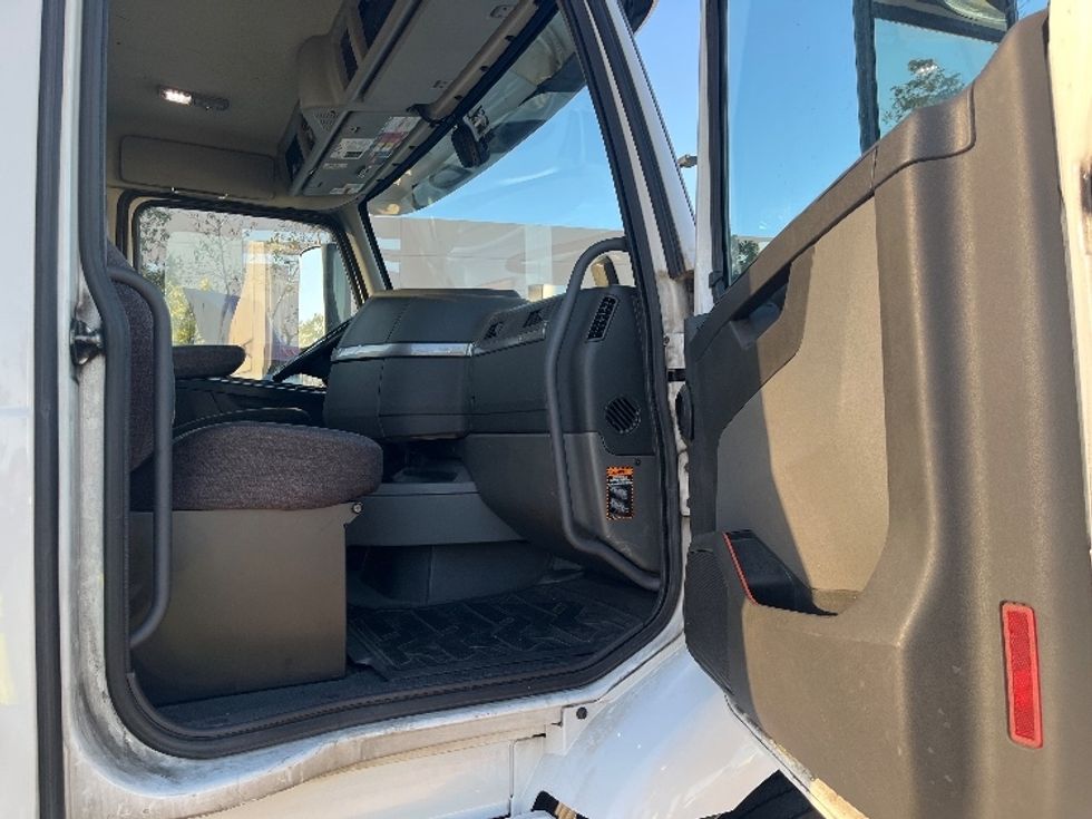 Day Cab Tractor-Heavy Duty Tractors-Volvo-2021-VNR64300-Fontana-CA-564,585\n\t\tmiles-$ 36,750 - Image 12