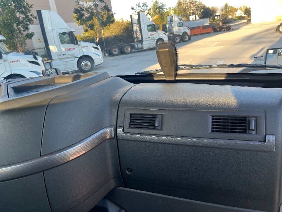 Day Cab Tractor-Heavy Duty Tractors-Volvo-2021-VNR64300-Fontana-CA-564,585\n\t\tmiles-$ 36,750 - Image 13