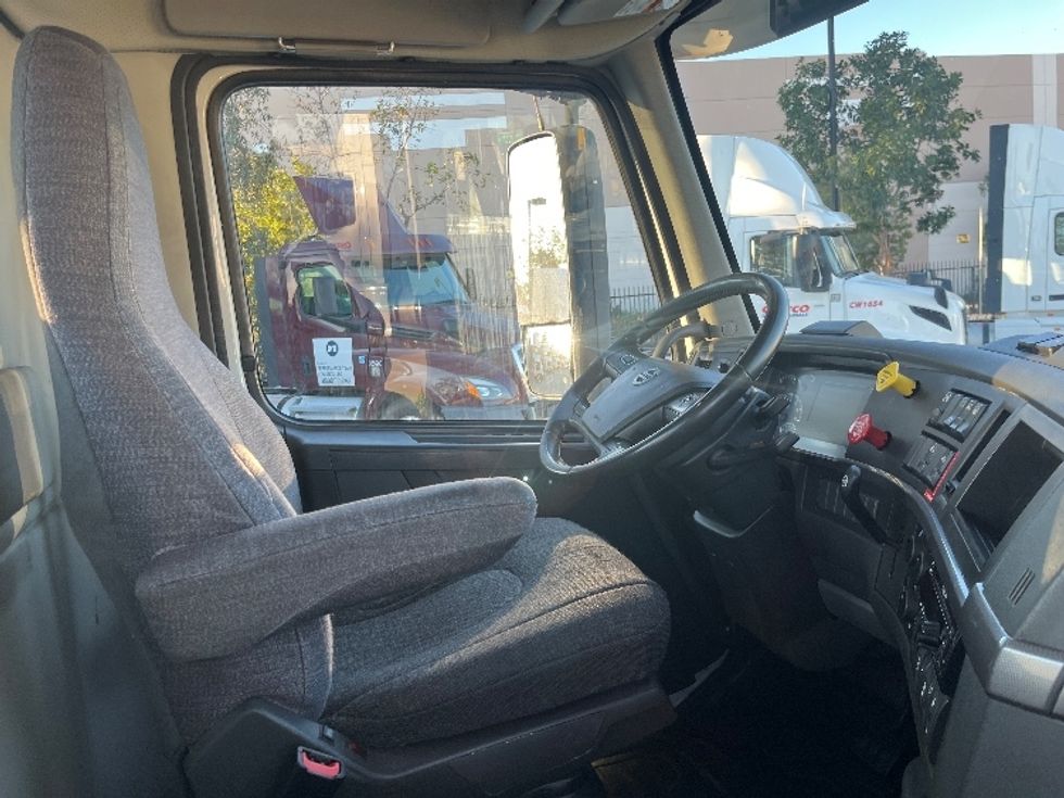 Day Cab Tractor-Heavy Duty Tractors-Volvo-2021-VNR64300-Fontana-CA-564,585\n\t\tmiles-$ 36,750 - Image 14