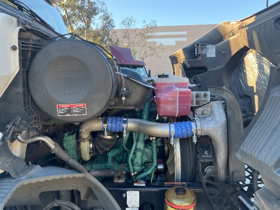 Day Cab Tractor-Heavy Duty Tractors-Volvo-2021-VNR64300-Fontana-CA-564,585\n\t\tmiles-$ 36,750 - Image 15