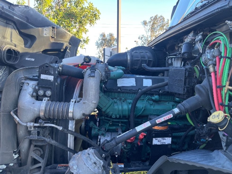 Day Cab Tractor-Heavy Duty Tractors-Volvo-2021-VNR64300-Fontana-CA-564,585\n\t\tmiles-$ 36,750 - Image 16