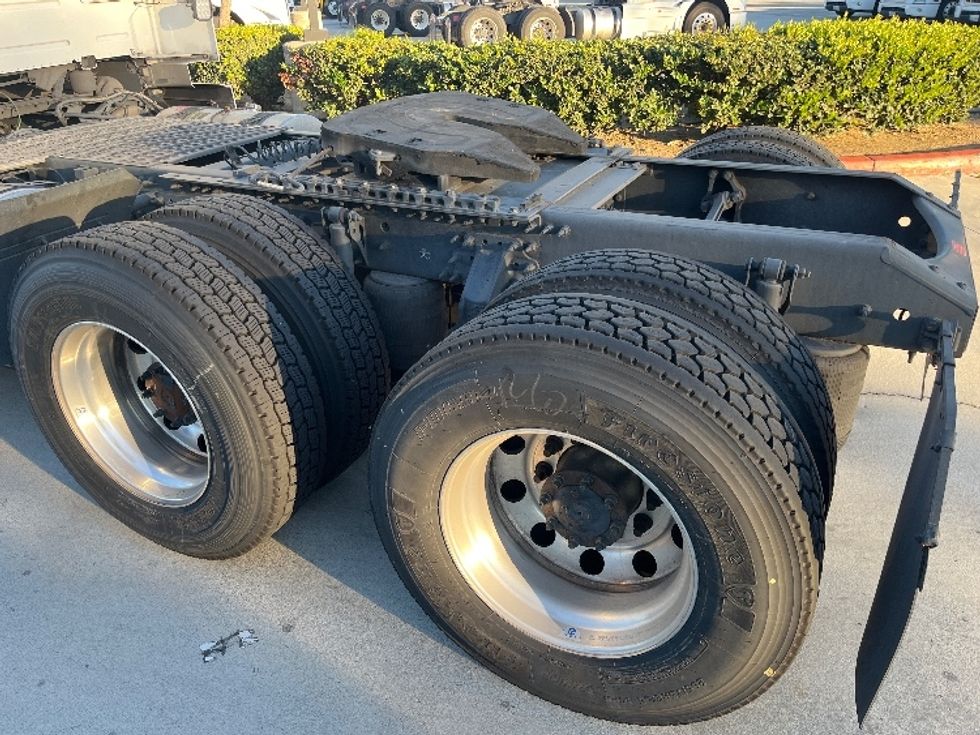 Day Cab Tractor-Heavy Duty Tractors-Volvo-2021-VNR64300-Fontana-CA-564,585\n\t\tmiles-$ 36,750 - Image 17