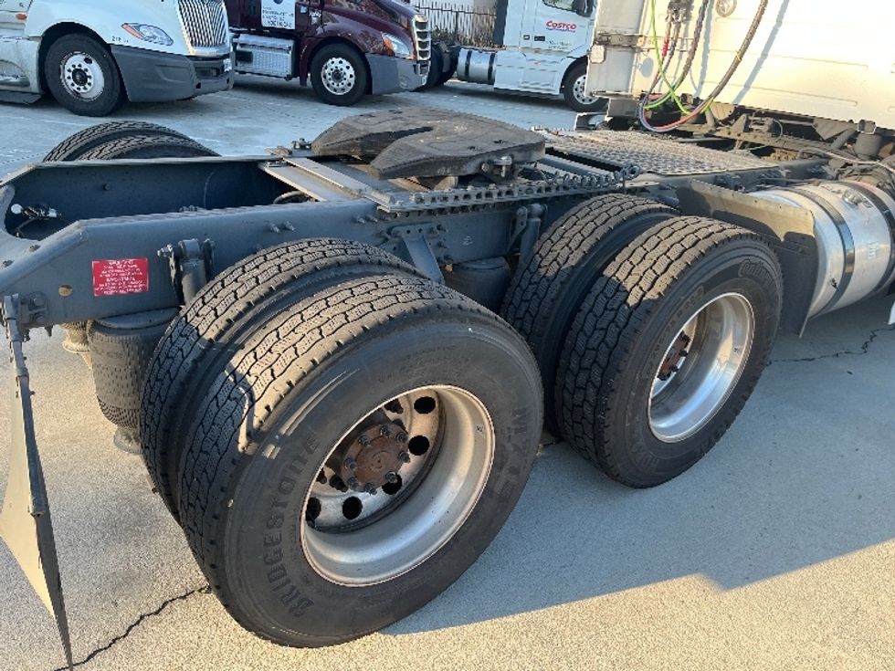 Day Cab Tractor-Heavy Duty Tractors-Volvo-2021-VNR64300-Fontana-CA-564,585\n\t\tmiles-$ 36,750 - Image 18