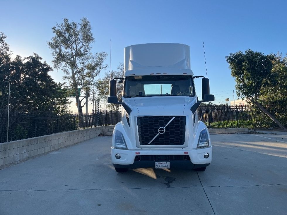 Day Cab Tractor-Heavy Duty Tractors-Volvo-2021-VNR64300-Fontana-CA-564,585\n\t\tmiles-$ 36,750 - Image 2