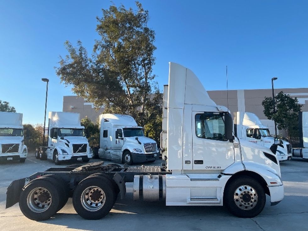 Day Cab Tractor-Heavy Duty Tractors-Volvo-2021-VNR64300-Fontana-CA-564,585\n\t\tmiles-$ 36,750 - Image 8