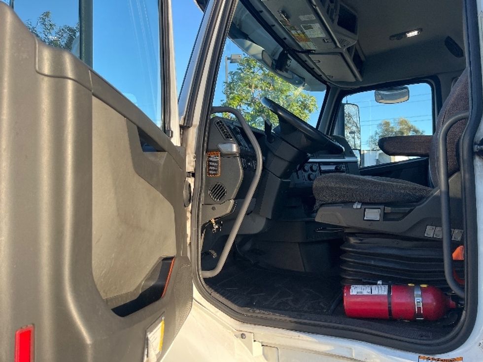 Day Cab Tractor-Heavy Duty Tractors-Volvo-2021-VNR64300-Fontana-CA-564,585\n\t\tmiles-$ 36,750 - Image 9