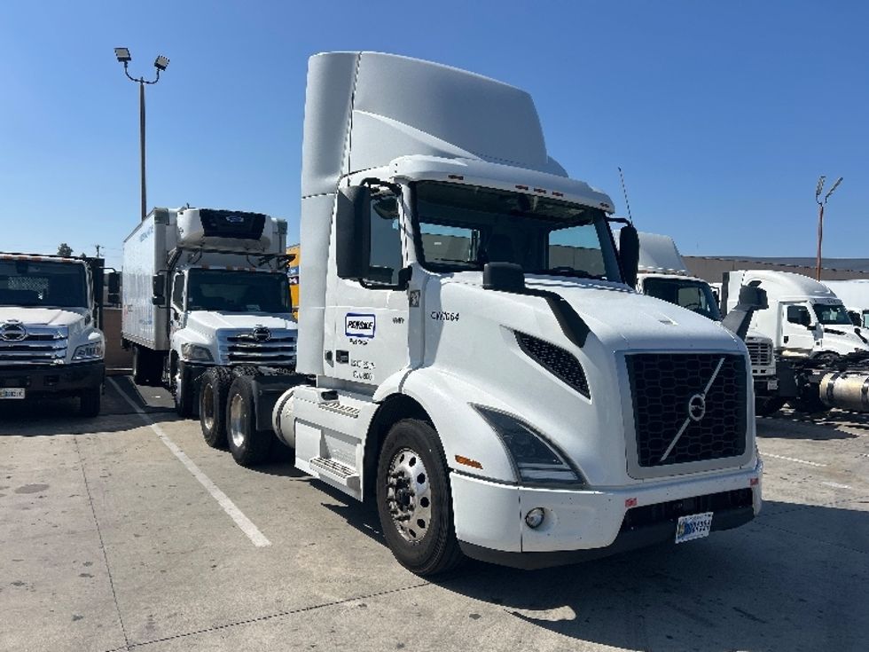 Day Cab Tractor-Heavy Duty Tractors-Volvo-2021-VNR64300-Fontana-CA-566,919\n\t\tmiles-$ 37,000 - Image 1