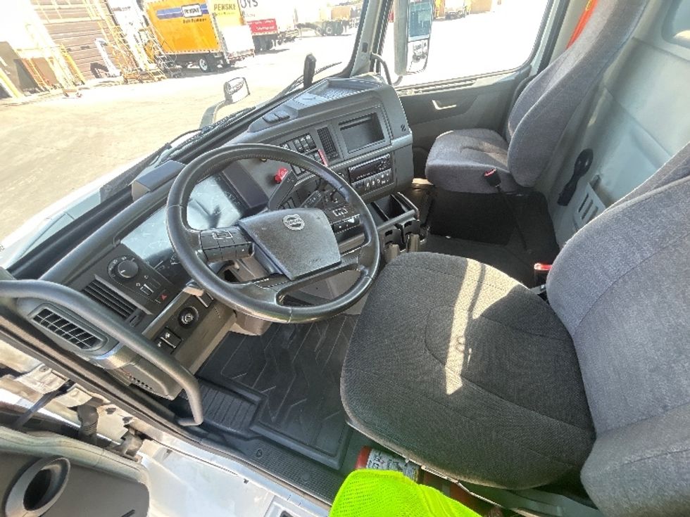 Day Cab Tractor-Heavy Duty Tractors-Volvo-2021-VNR64300-Fontana-CA-566,919\n\t\tmiles-$ 37,000 - Image 10