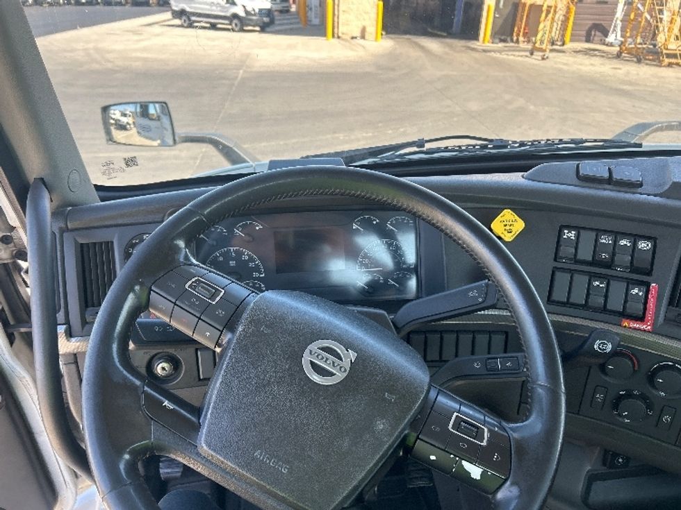 Day Cab Tractor-Heavy Duty Tractors-Volvo-2021-VNR64300-Fontana-CA-566,919\n\t\tmiles-$ 37,000 - Image 11