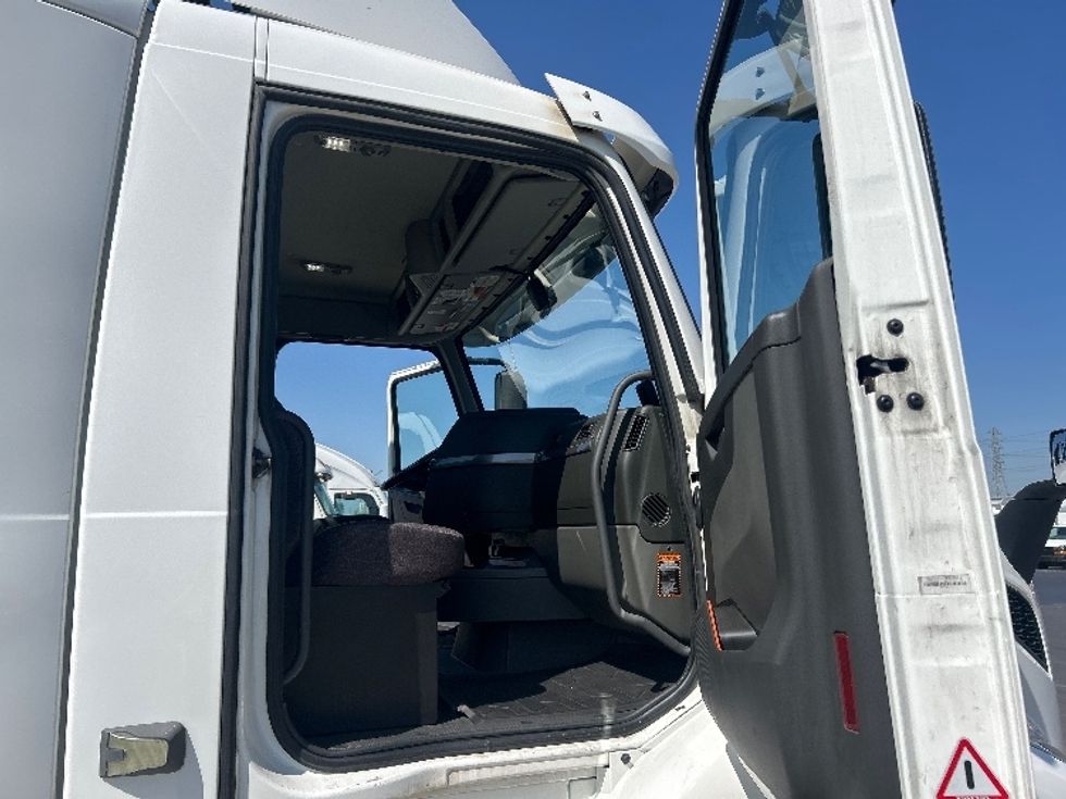 Day Cab Tractor-Heavy Duty Tractors-Volvo-2021-VNR64300-Fontana-CA-566,919\n\t\tmiles-$ 37,000 - Image 12