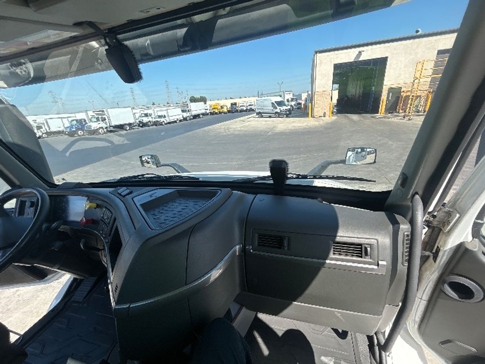 Day Cab Tractor-Heavy Duty Tractors-Volvo-2021-VNR64300-Fontana-CA-566,919\n\t\tmiles-$ 37,000 - Image 13