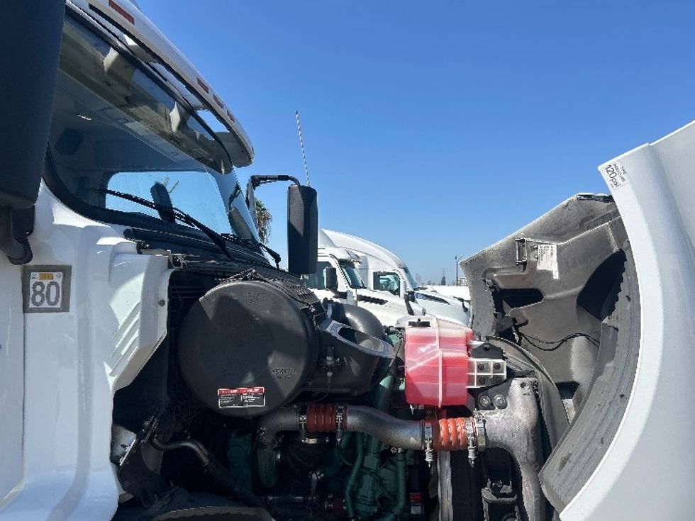 Day Cab Tractor-Heavy Duty Tractors-Volvo-2021-VNR64300-Fontana-CA-566,919\n\t\tmiles-$ 37,000 - Image 15