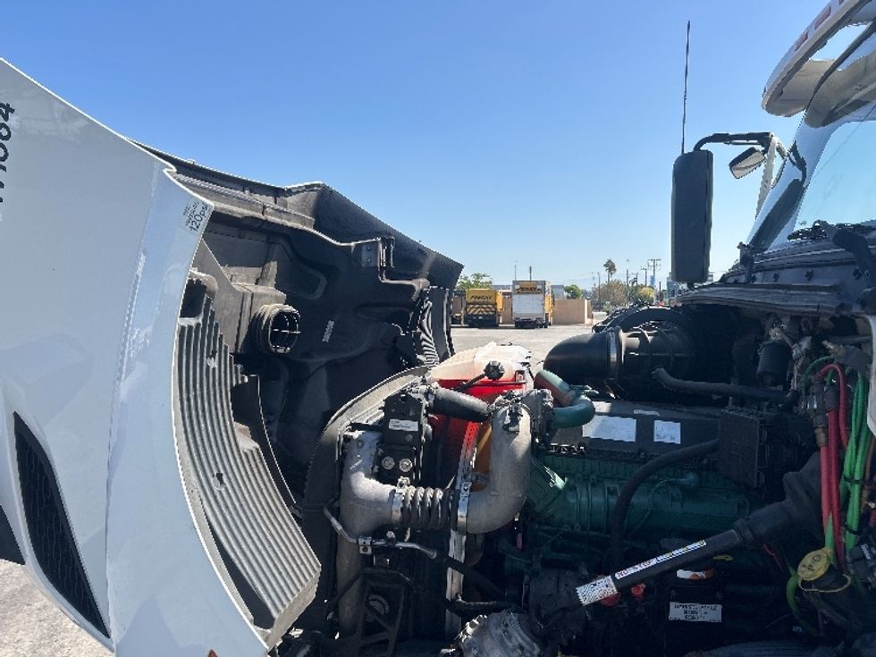 Day Cab Tractor-Heavy Duty Tractors-Volvo-2021-VNR64300-Fontana-CA-566,919\n\t\tmiles-$ 37,000 - Image 16