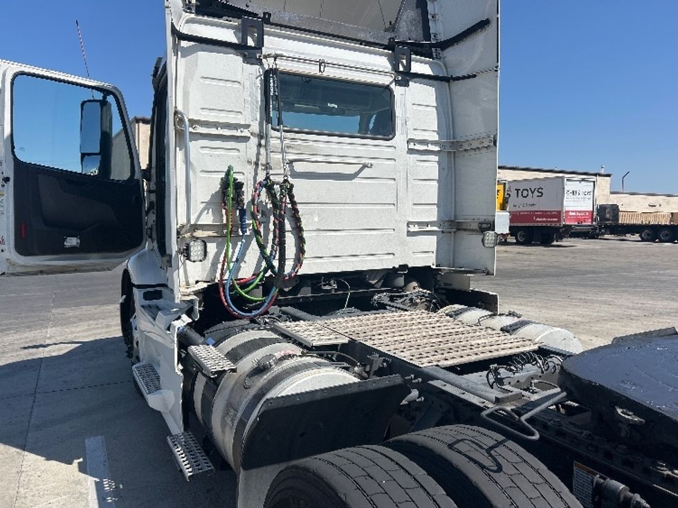 Day Cab Tractor-Heavy Duty Tractors-Volvo-2021-VNR64300-Fontana-CA-566,919\n\t\tmiles-$ 37,000 - Image 17