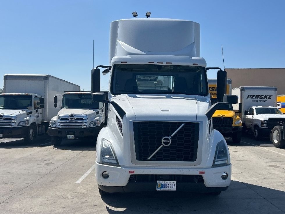 Day Cab Tractor-Heavy Duty Tractors-Volvo-2021-VNR64300-Fontana-CA-566,919\n\t\tmiles-$ 37,000 - Image 2