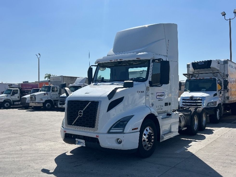 Day Cab Tractor-Heavy Duty Tractors-Volvo-2021-VNR64300-Fontana-CA-566,919\n\t\tmiles-$ 37,000 - Image 3