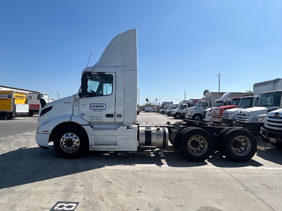 Day Cab Tractor-Heavy Duty Tractors-Volvo-2021-VNR64300-Fontana-CA-566,919\n\t\tmiles-$ 37,000 - Image 4