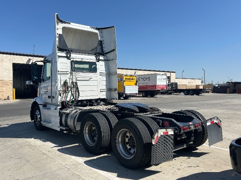 Day Cab Tractor-Heavy Duty Tractors-Volvo-2021-VNR64300-Fontana-CA-566,919\n\t\tmiles-$ 37,000 - Image 5