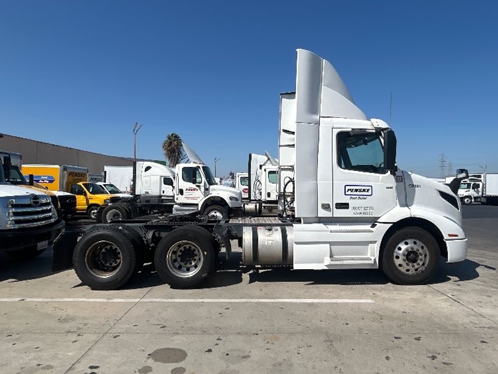 Day Cab Tractor-Heavy Duty Tractors-Volvo-2021-VNR64300-Fontana-CA-566,919\n\t\tmiles-$ 37,000 - Image 8