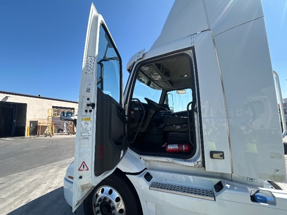 Day Cab Tractor-Heavy Duty Tractors-Volvo-2021-VNR64300-Fontana-CA-566,919\n\t\tmiles-$ 37,000 - Image 9