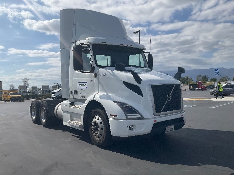 Day Cab Tractor-Heavy Duty Tractors-Volvo-2021-VNR64300-Fontana-CA-571,799\n\t\tmiles-$ 32,500 - Image 1