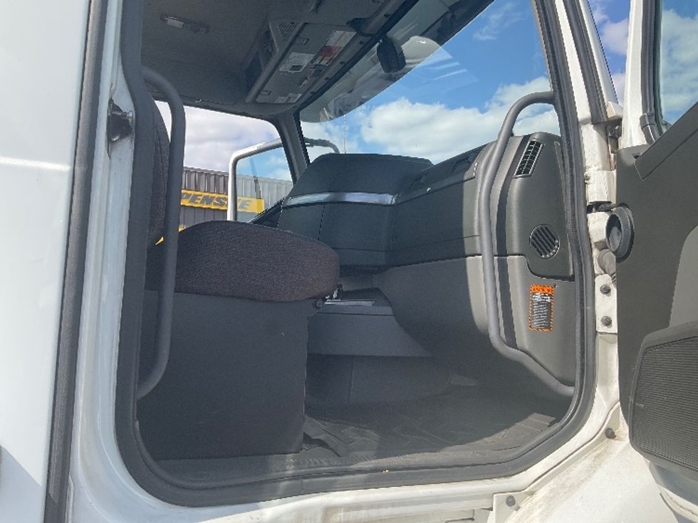 Day Cab Tractor-Heavy Duty Tractors-Volvo-2021-VNR64300-Fontana-CA-571,799\n\t\tmiles-$ 32,500 - Image 12
