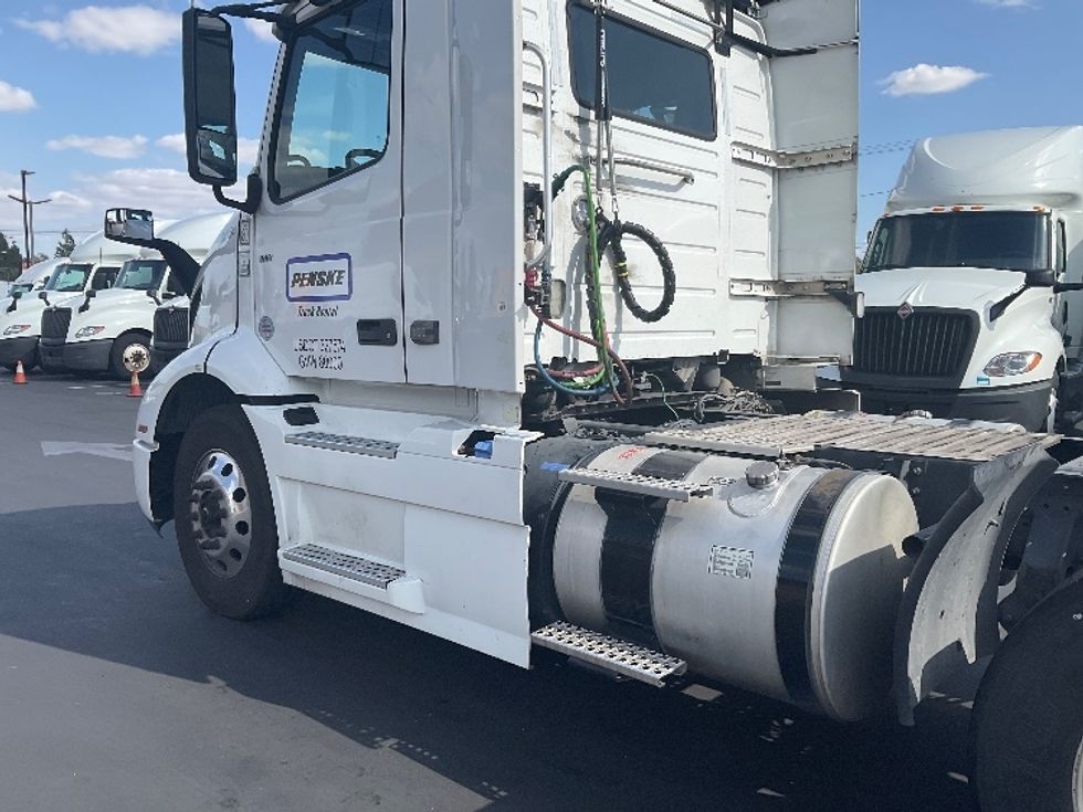 Day Cab Tractor-Heavy Duty Tractors-Volvo-2021-VNR64300-Fontana-CA-571,799\n\t\tmiles-$ 32,500 - Image 17