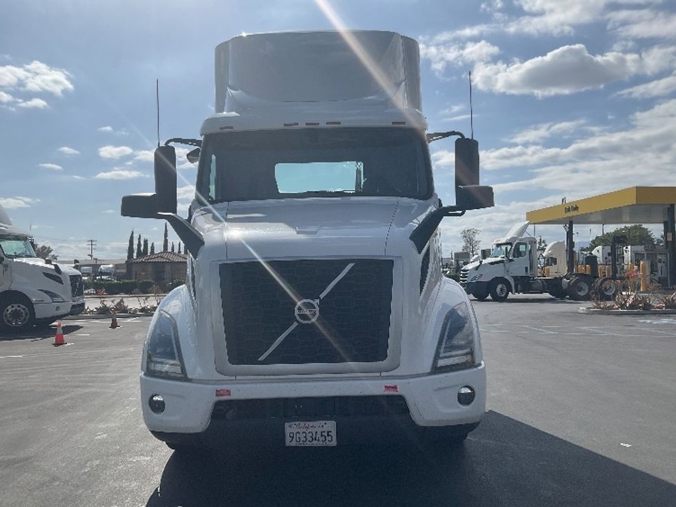 Day Cab Tractor-Heavy Duty Tractors-Volvo-2021-VNR64300-Fontana-CA-571,799\n\t\tmiles-$ 32,500 - Image 2