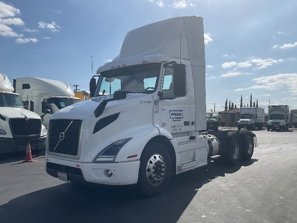 Day Cab Tractor-Heavy Duty Tractors-Volvo-2021-VNR64300-Fontana-CA-571,799\n\t\tmiles-$ 32,500 - Image 3