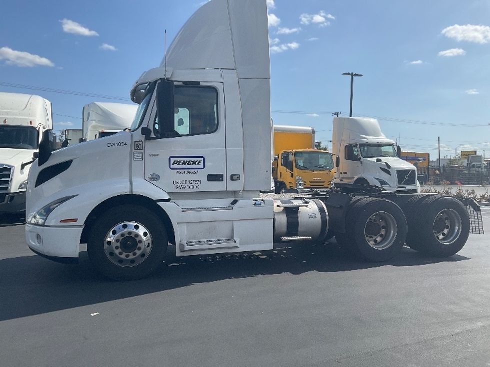 Day Cab Tractor-Heavy Duty Tractors-Volvo-2021-VNR64300-Fontana-CA-571,799\n\t\tmiles-$ 32,500 - Image 4