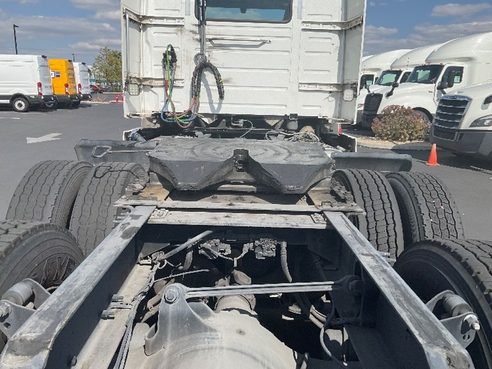 Day Cab Tractor-Heavy Duty Tractors-Volvo-2021-VNR64300-Fontana-CA-571,799\n\t\tmiles-$ 32,500 - Image 6