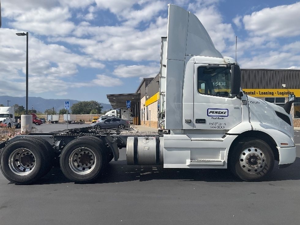 Day Cab Tractor-Heavy Duty Tractors-Volvo-2021-VNR64300-Fontana-CA-571,799\n\t\tmiles-$ 32,500 - Image 8