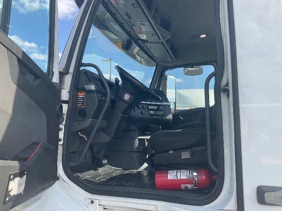 Day Cab Tractor-Heavy Duty Tractors-Volvo-2021-VNR64300-Fontana-CA-571,799\n\t\tmiles-$ 32,500 - Image 9