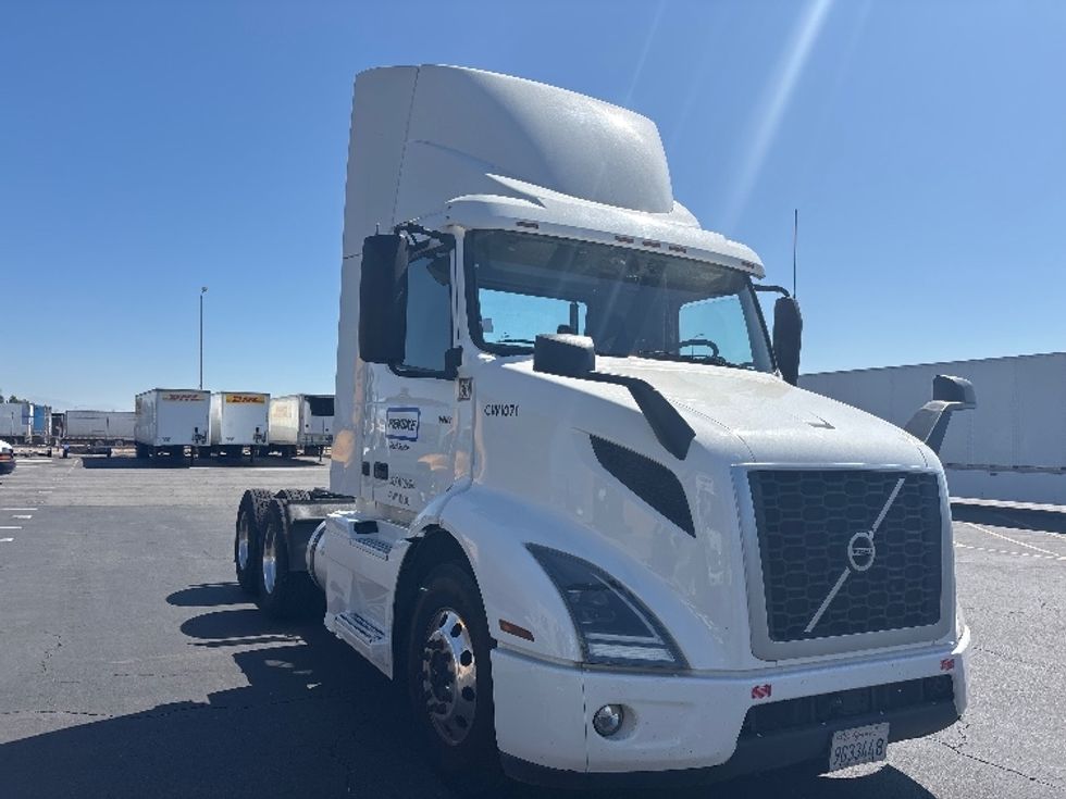 Day Cab Tractor-Heavy Duty Tractors-Volvo-2021-VNR64300-Fontana-CA-571,897\n\t\tmiles-$ 36,500 - Image 1