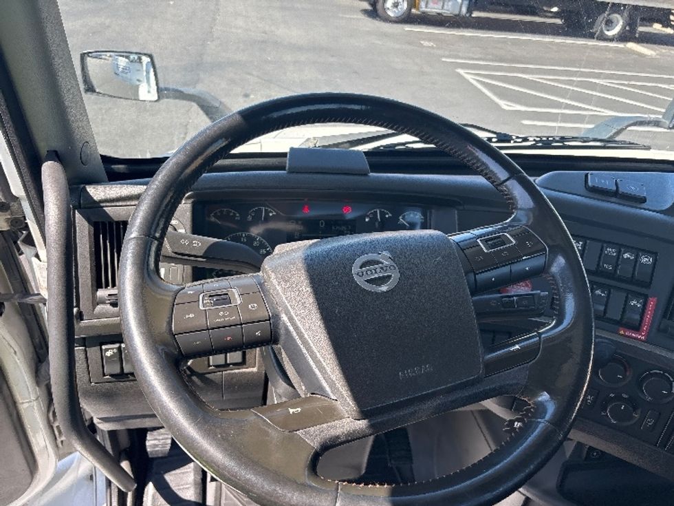 Day Cab Tractor-Heavy Duty Tractors-Volvo-2021-VNR64300-Fontana-CA-571,897\n\t\tmiles-$ 36,500 - Image 11