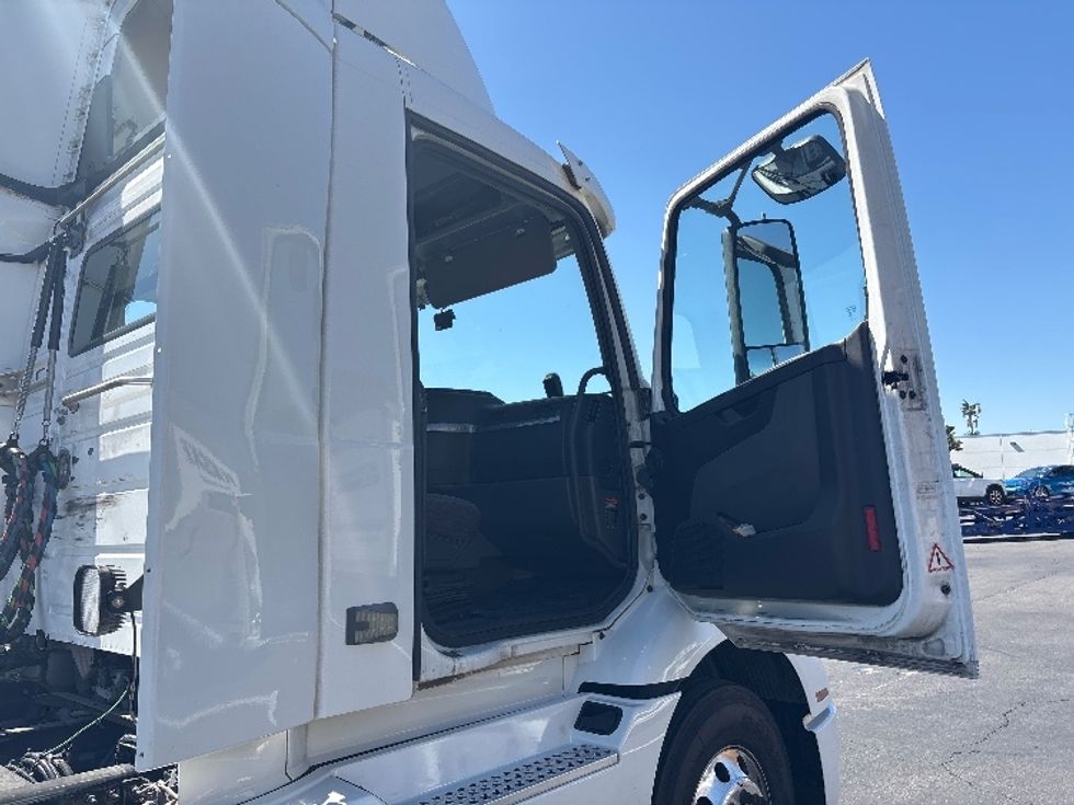 Day Cab Tractor-Heavy Duty Tractors-Volvo-2021-VNR64300-Fontana-CA-571,897\n\t\tmiles-$ 36,500 - Image 12