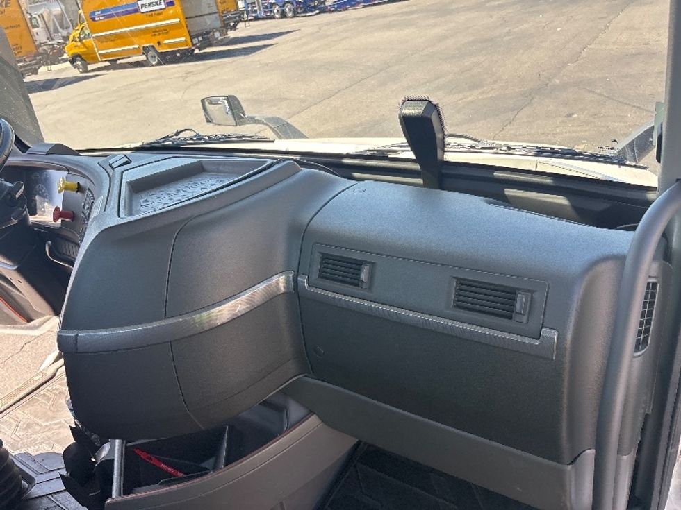 Day Cab Tractor-Heavy Duty Tractors-Volvo-2021-VNR64300-Fontana-CA-571,897\n\t\tmiles-$ 36,500 - Image 13