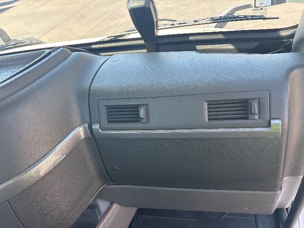 Day Cab Tractor-Heavy Duty Tractors-Volvo-2021-VNR64300-Fontana-CA-571,897\n\t\tmiles-$ 36,500 - Image 14