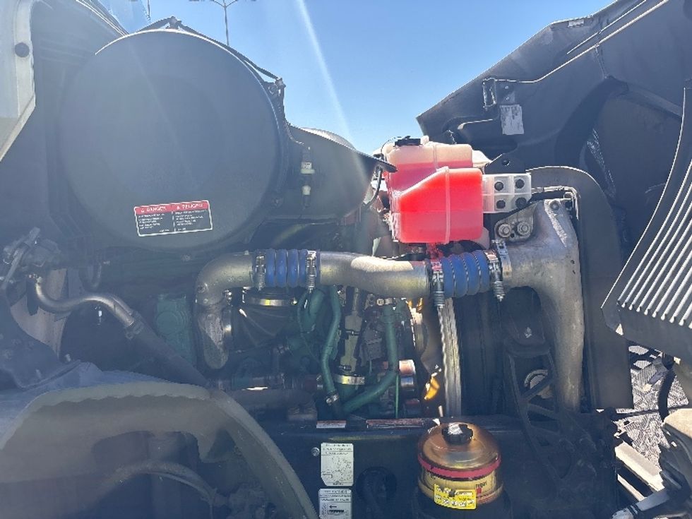 Day Cab Tractor-Heavy Duty Tractors-Volvo-2021-VNR64300-Fontana-CA-571,897\n\t\tmiles-$ 36,500 - Image 15