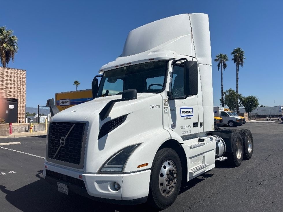 Day Cab Tractor-Heavy Duty Tractors-Volvo-2021-VNR64300-Fontana-CA-571,897\n\t\tmiles-$ 36,500 - Image 3